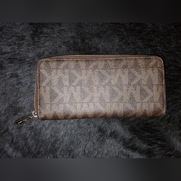 Michael Kors Wallet - Picture 2 of 3